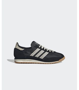 JI2745_1_FOOTWEAR_Photography_Side-Lateral-Center-View_grey.jpg