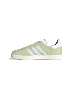 IE0442_5_FOOTWEAR_Photography_Side-Medial-Center-View_white